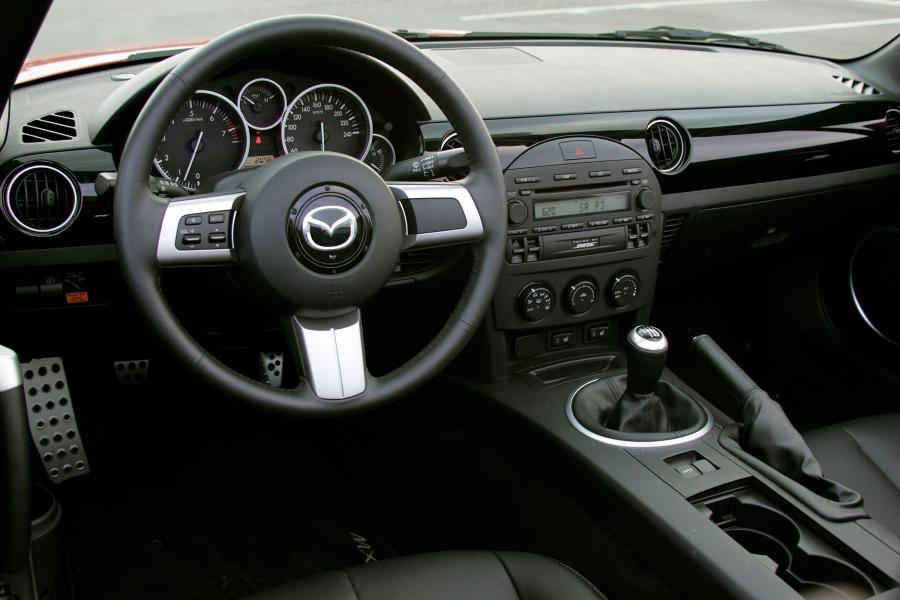  Mazda MX-5 Roadster Coupe 2006 года  (фото 34 из 212)